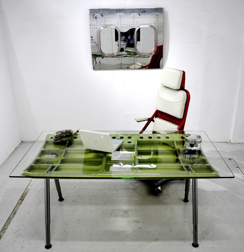 Bureau ou Table de salle à manger aéronautique "Trappe" d'avion Breguet Atlantique Bureau ou Table de salle à manger aéronautique "Trappe" d'avion Breguet Atlantique