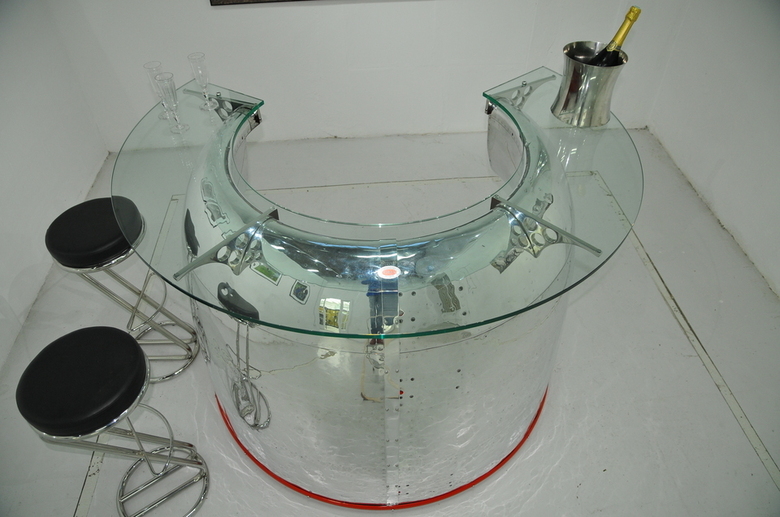 "Bar" Capot moteur d'avion Douglas DC6 - Vendu "Bar" Capot moteur d'avion Douglas DC6 - Vendu