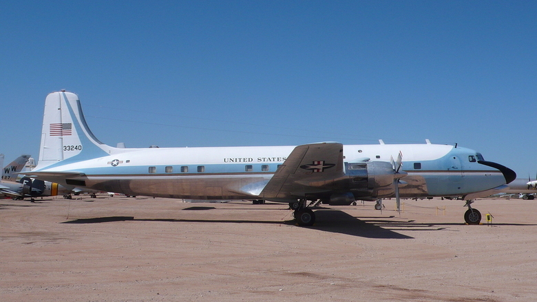 "Bar" Capot moteur d'avion Douglas DC6 - Vendu "Bar" Capot moteur d'avion Douglas DC6 - Vendu